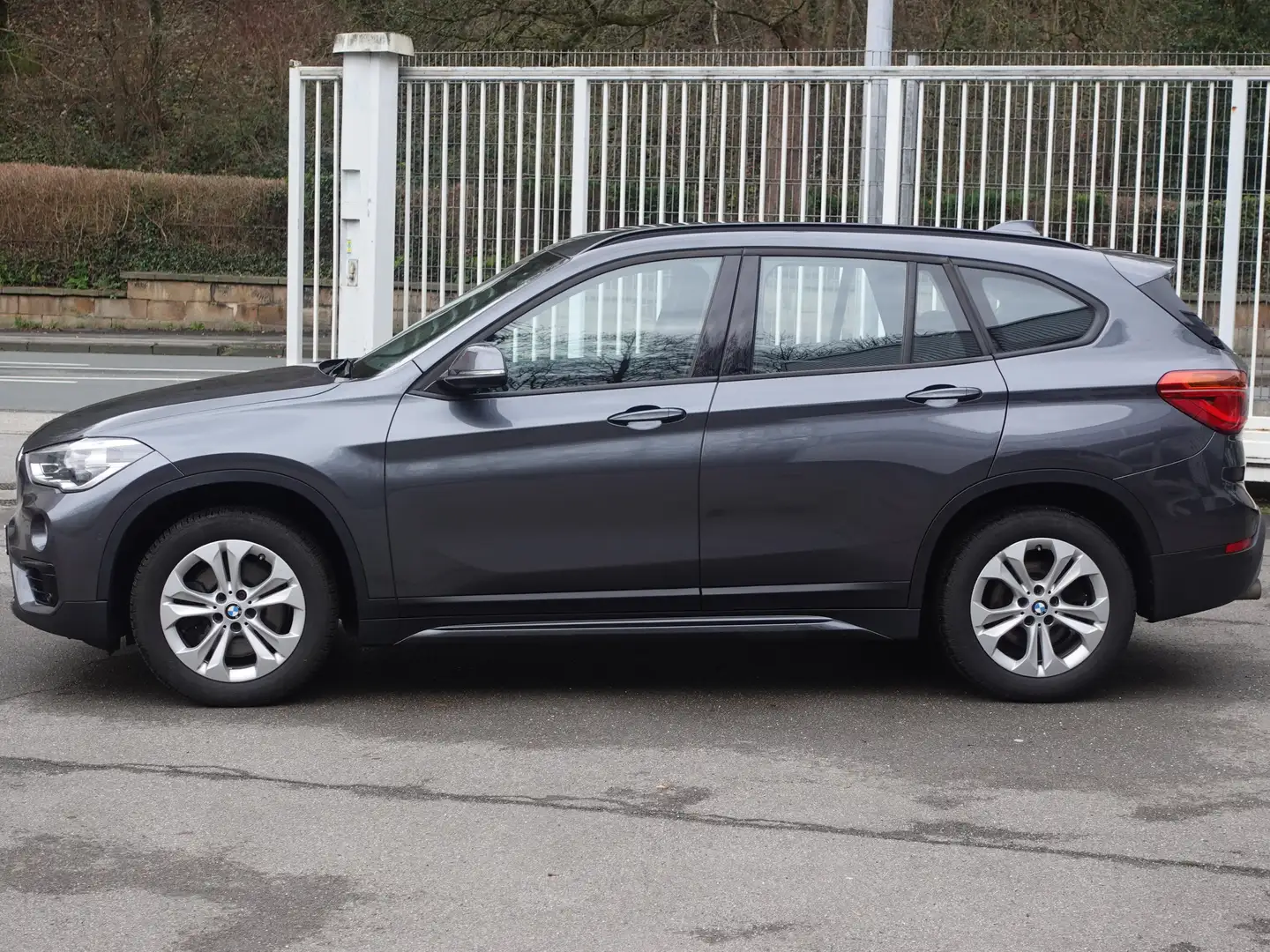 BMW X1 xDrive 20 i Sport Line Leder Navi AHK Head Up 1.Hd Grau - 2