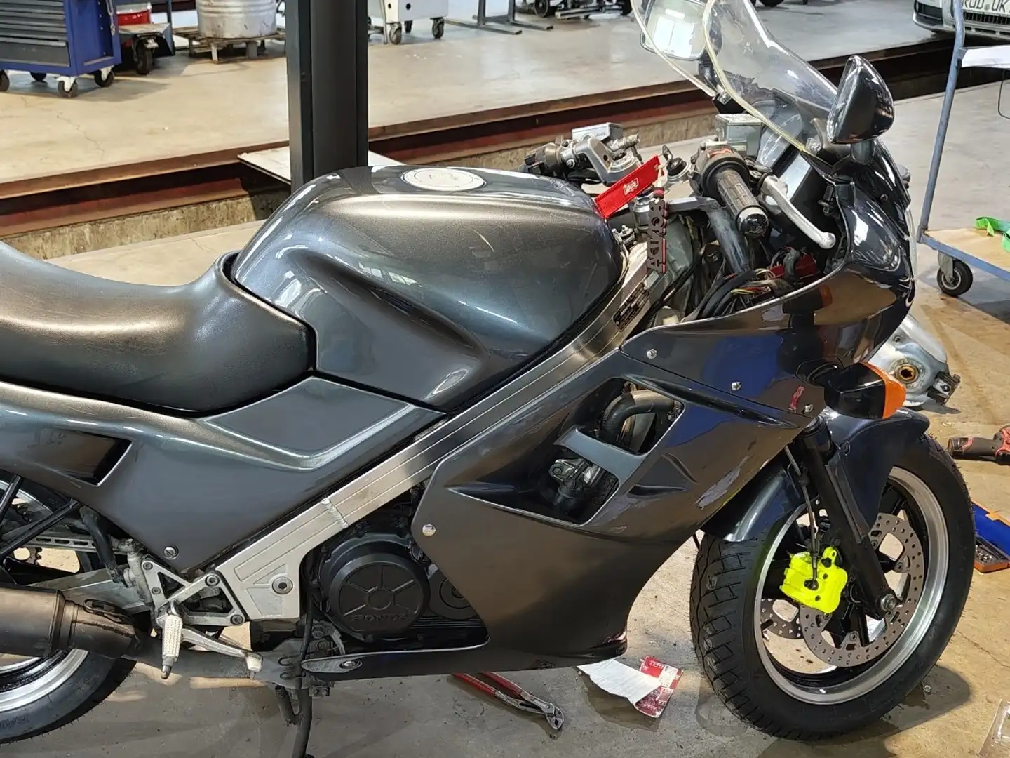 Honda VFR 750 Gris - 2