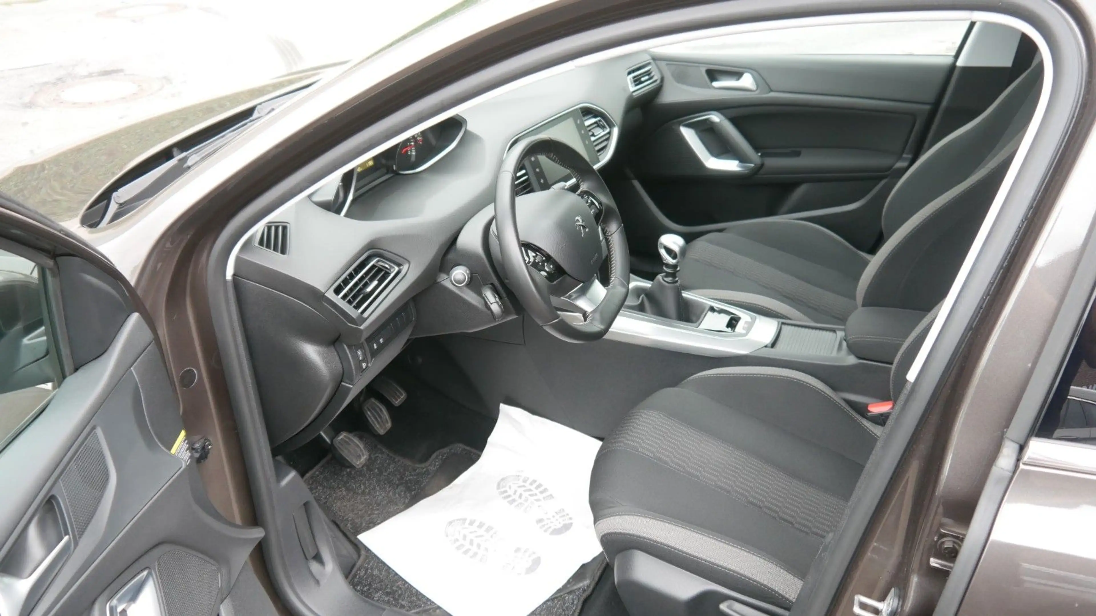 Peugeot 308 SW Style — photo 9