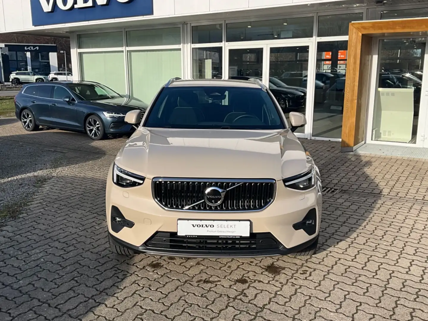 Volvo XC40 Core 2WD Beige - 2