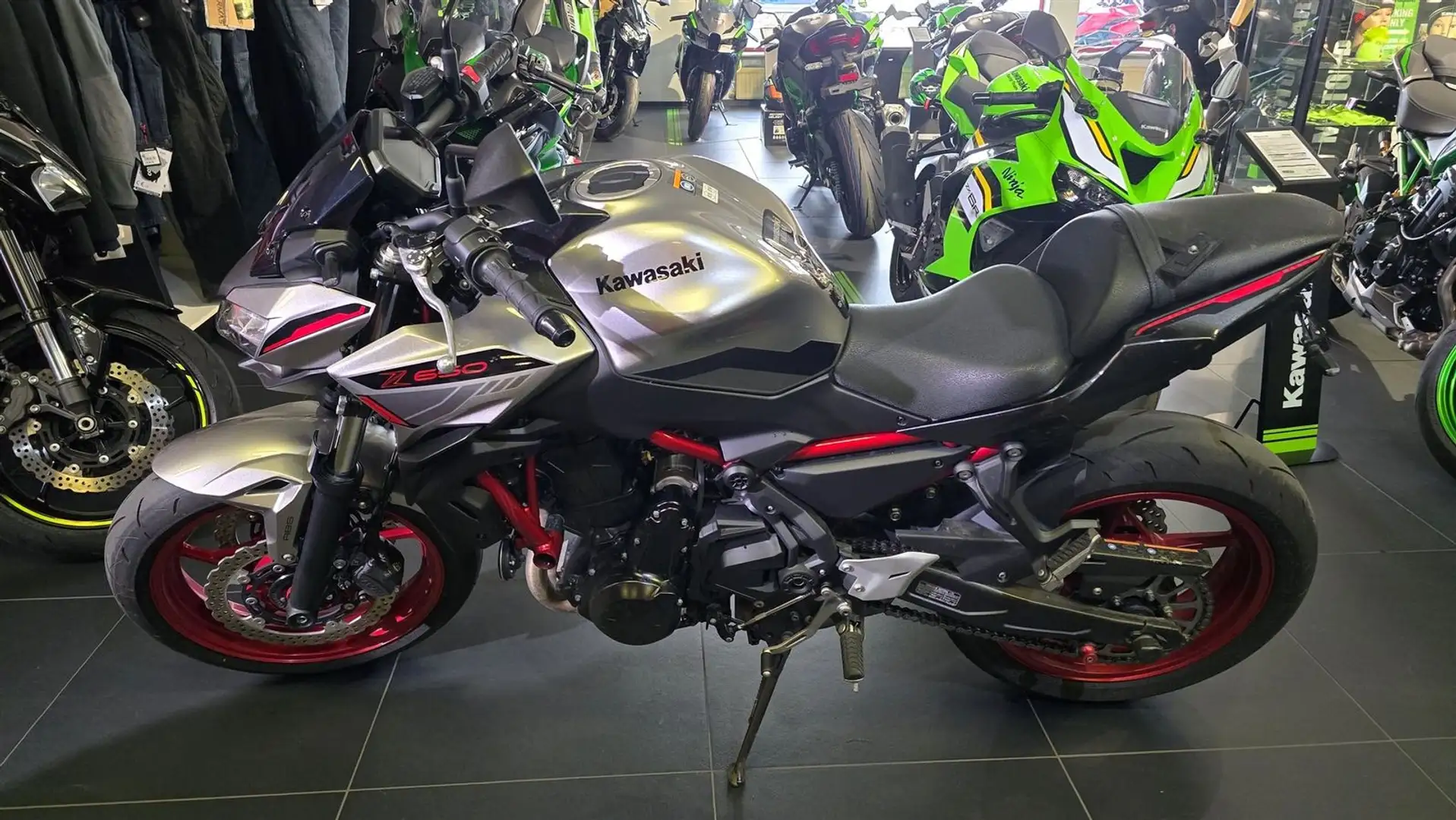 Kawasaki Z 650 AKRAPOVIC Argent - 2
