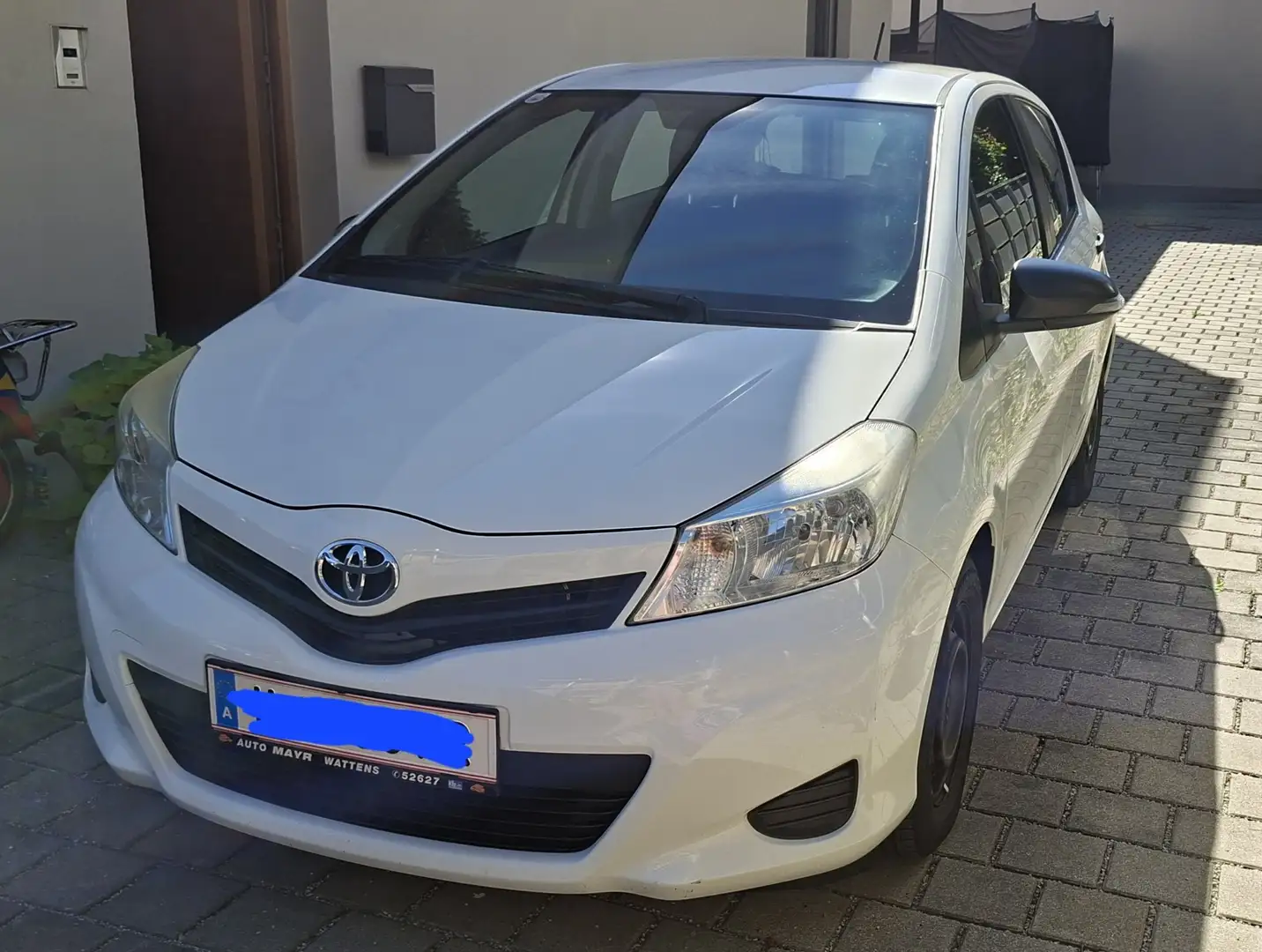 Toyota Yaris 1,0 VVT-i Young Weiß - 2