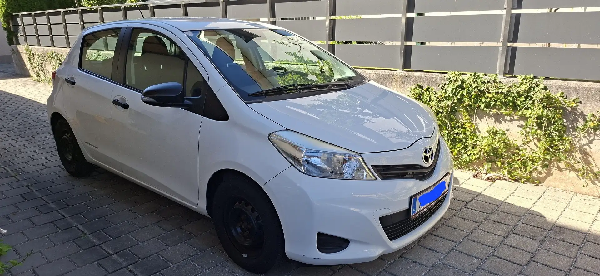 Toyota Yaris 1,0 VVT-i Young Weiß - 1