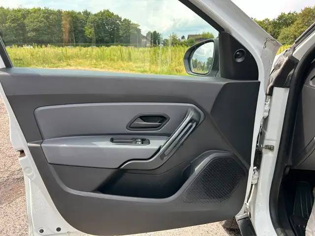 Dacia Duster view 12
