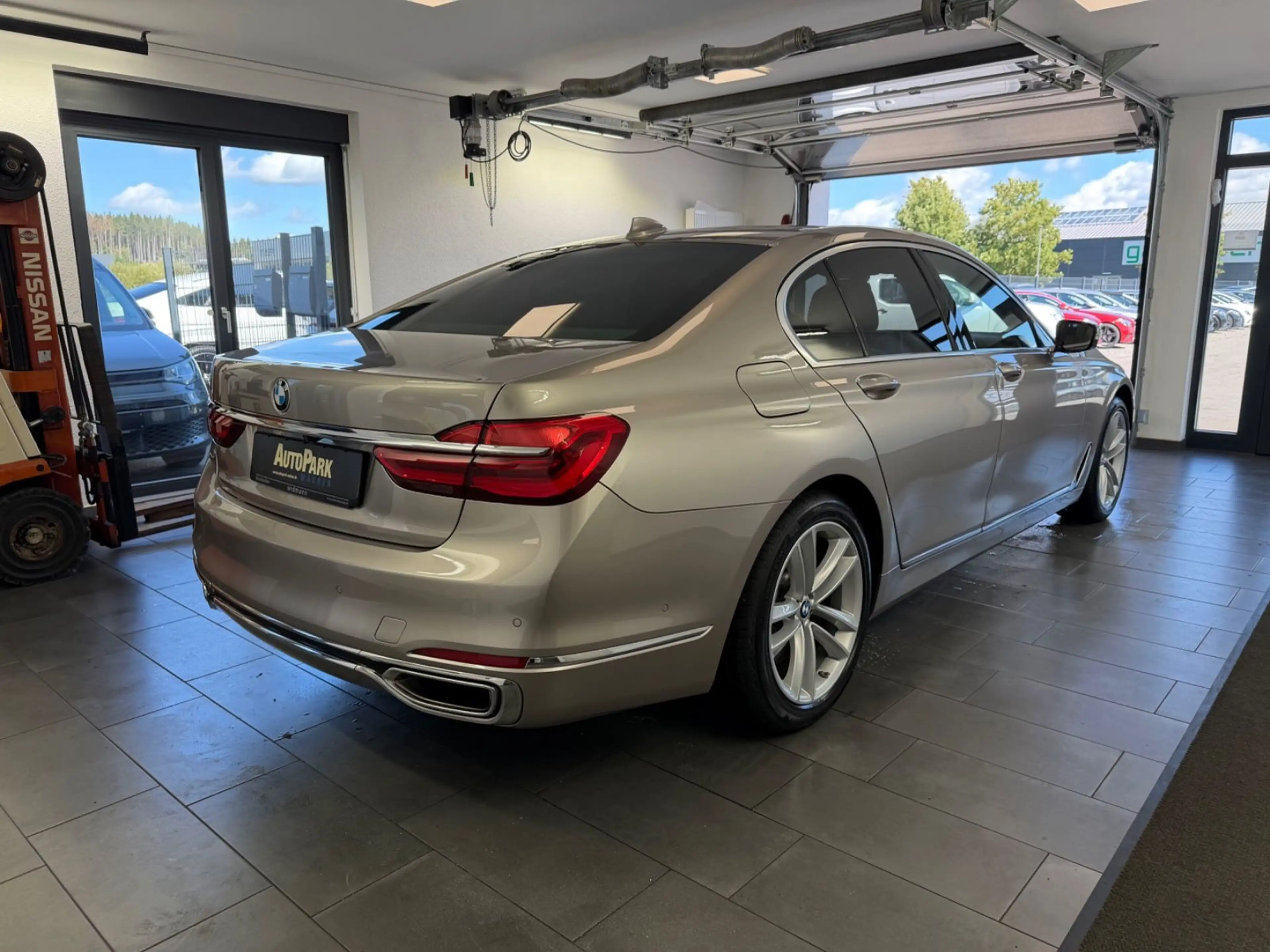BMW 750 i xDrive | LASER | MASSAGE | HUD | 360° | AHK — photo 5