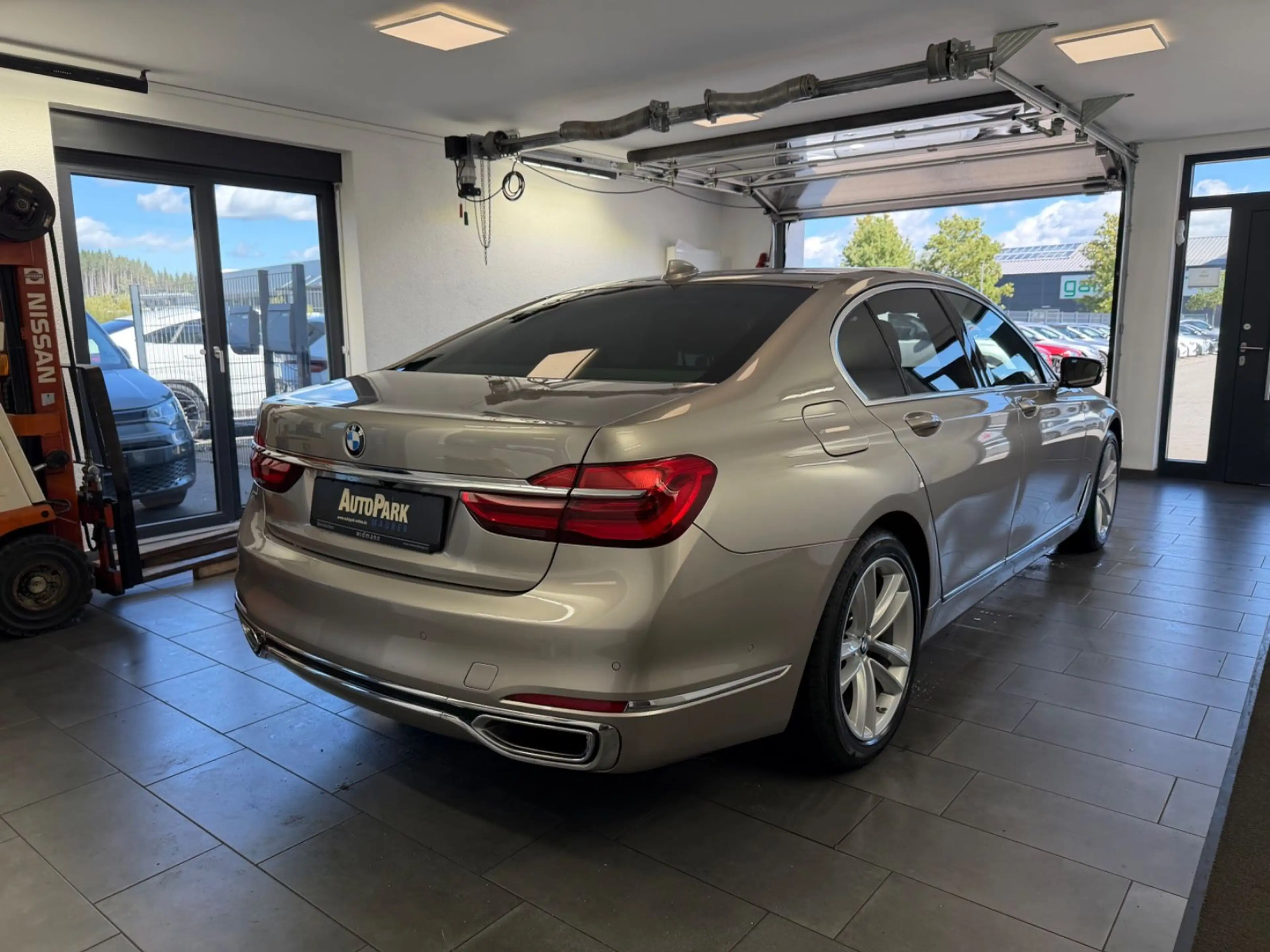BMW 750 i xDrive | LASER | MASSAGE | HUD | 360° | AHK — photo 6