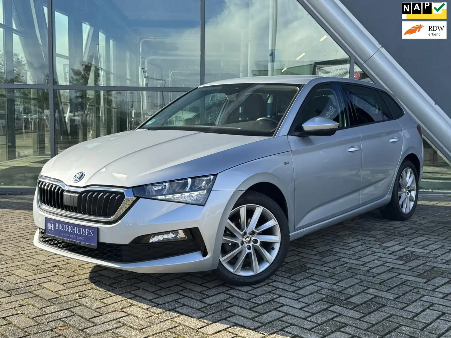 Skoda Scala 1.0 TSI Sport Business Automaat / Trekhaak / Stoel Gris - 1