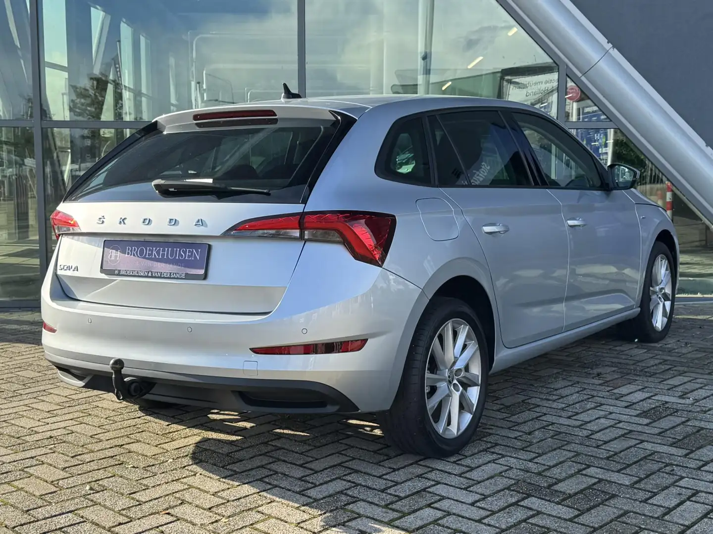 Skoda Scala 1.0 TSI Sport Business Automaat / Trekhaak / Stoel Gris - 2