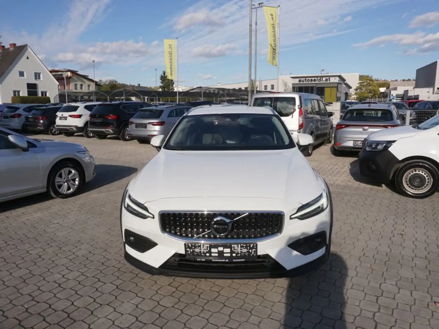 Volvo V60 Cross Country B4 AWD Pro Geartronic *TOPAUSSTATTU Weiß - 2