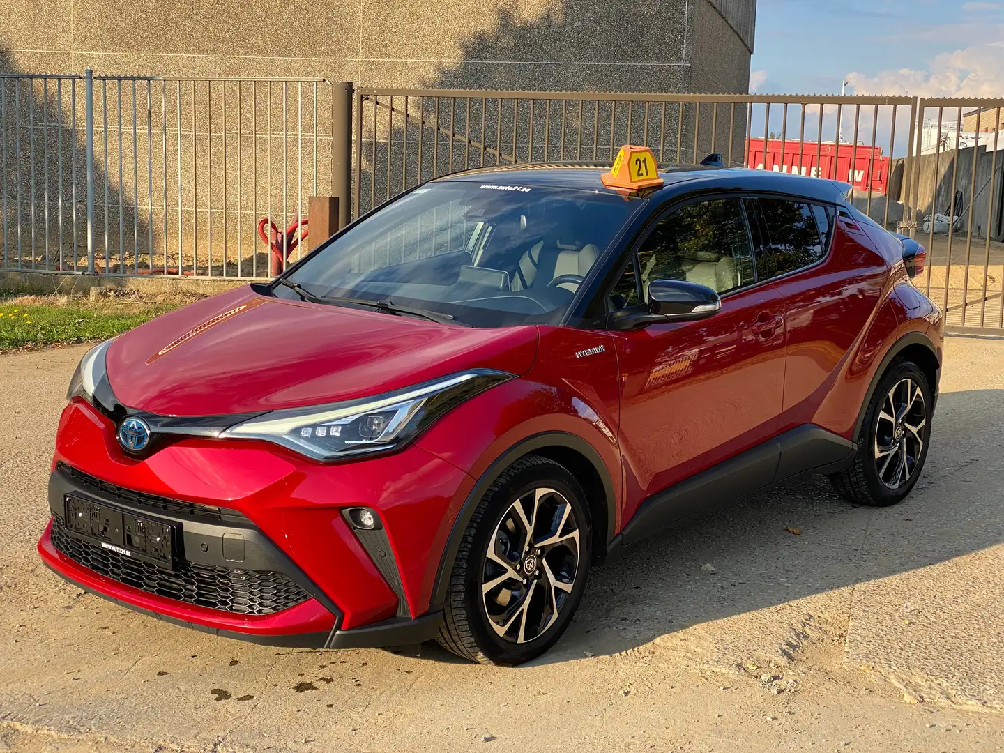 Toyota C-HR C-HR Hybrid 1.8i VVT-i C-Lub Bi-Tone E-CVT Rood - 1