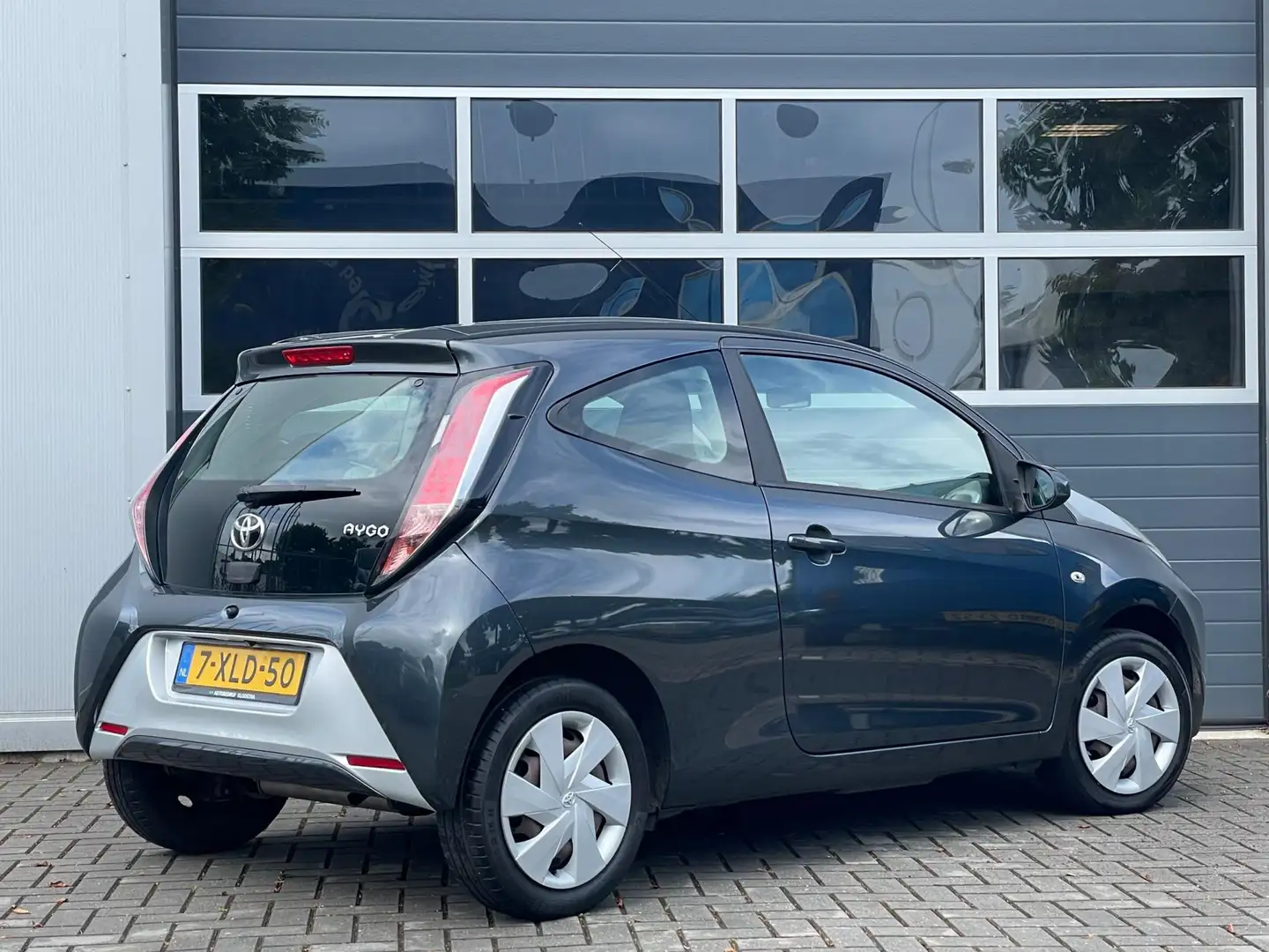 Toyota Aygo 1.0 VVT-i x-play | Navi | Camera | Cruise control Grijs - 2