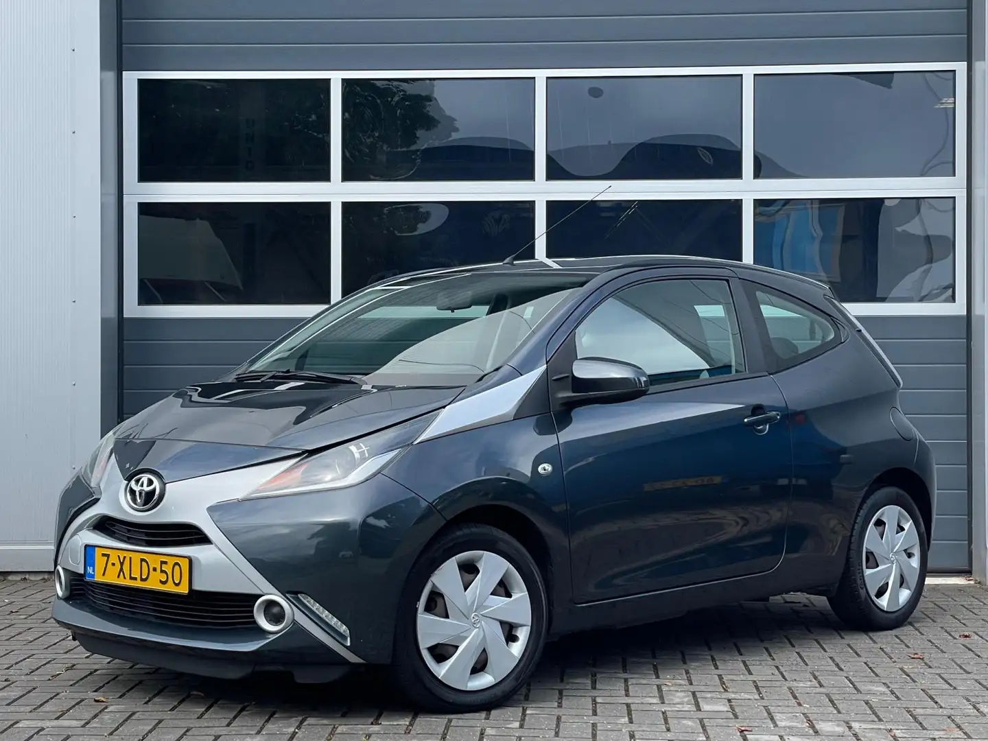 Toyota Aygo 1.0 VVT-i x-play | Navi | Camera | Cruise control Grijs - 1