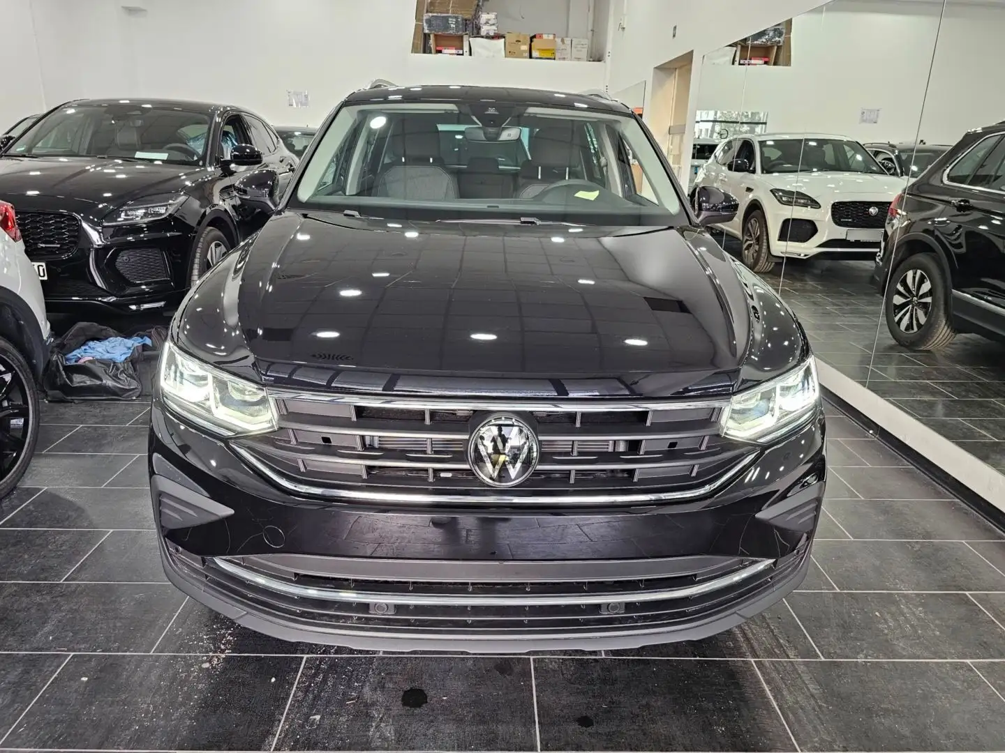 Volkswagen Tiguan MOVE C.Lega17" AppleCarPlay Telecamera Tetto Life Nero - 2