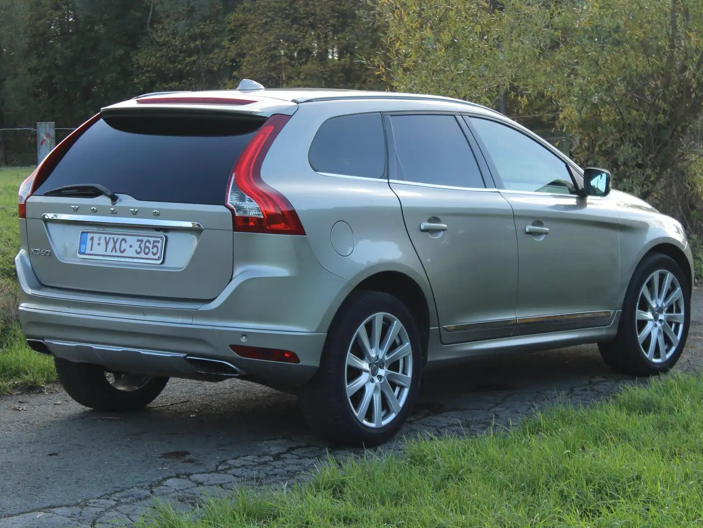 Volvo XC60 XC60 2.4 D5 4WD Momentum Geartronic Zilver - 1