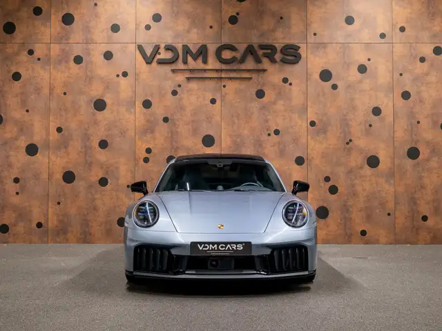Porsche 911 view 8