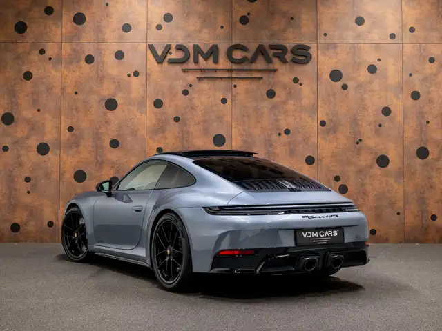 Porsche 911 view 3