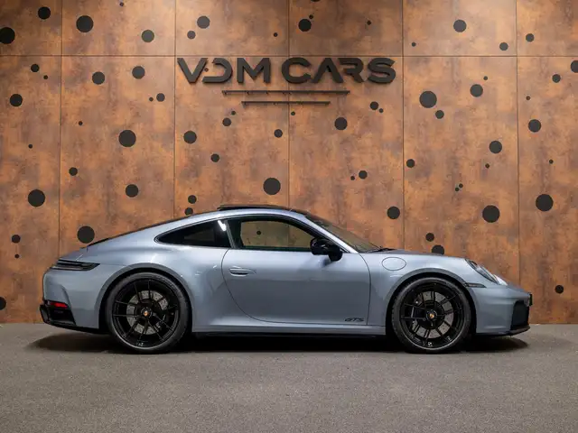 Porsche 911 view 6