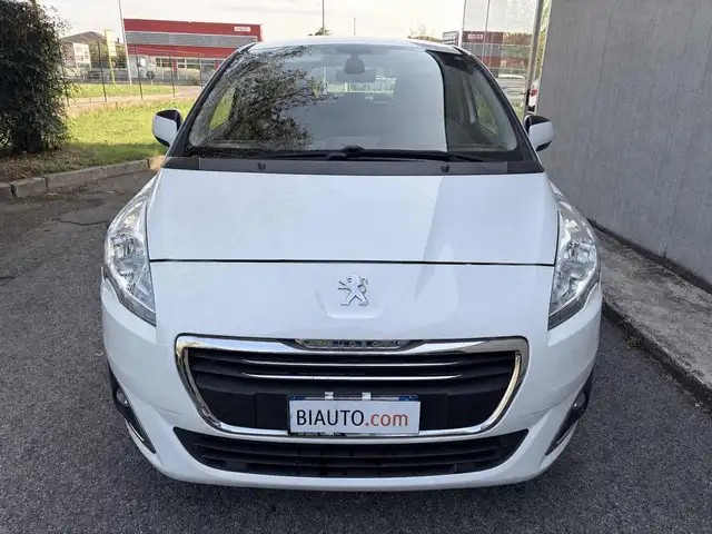 Peugeot 5008 view 2