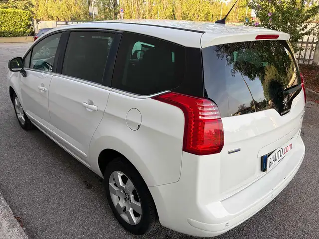 Peugeot 5008 view 5