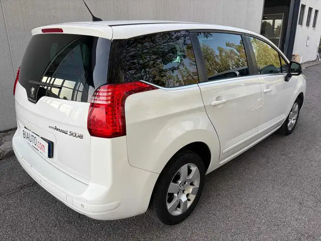 Peugeot 5008 view 4