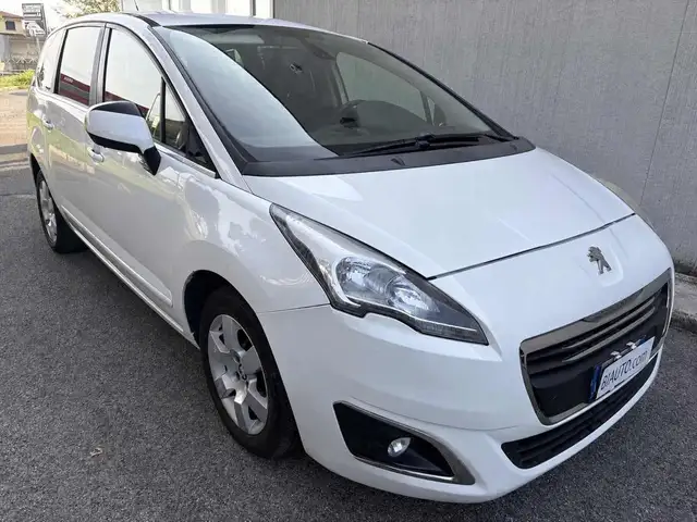 Peugeot 5008 view 3