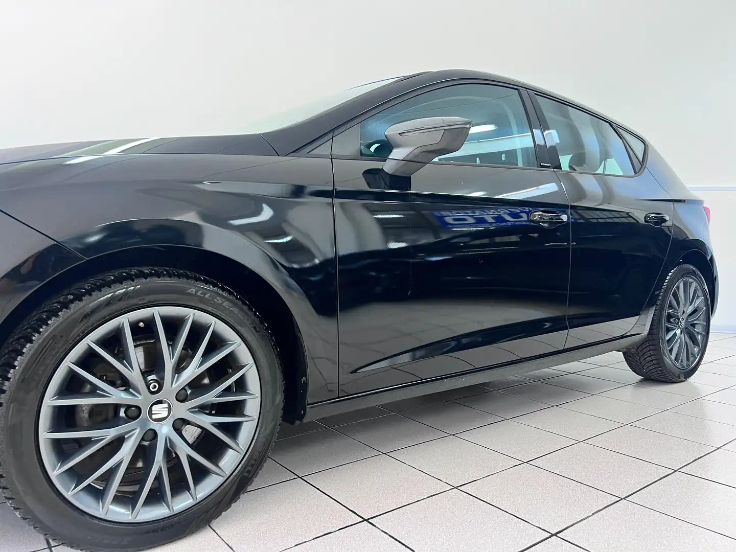 SEAT Leon LEON 1.4 TGI 5porte Connect METANO Nero - 2