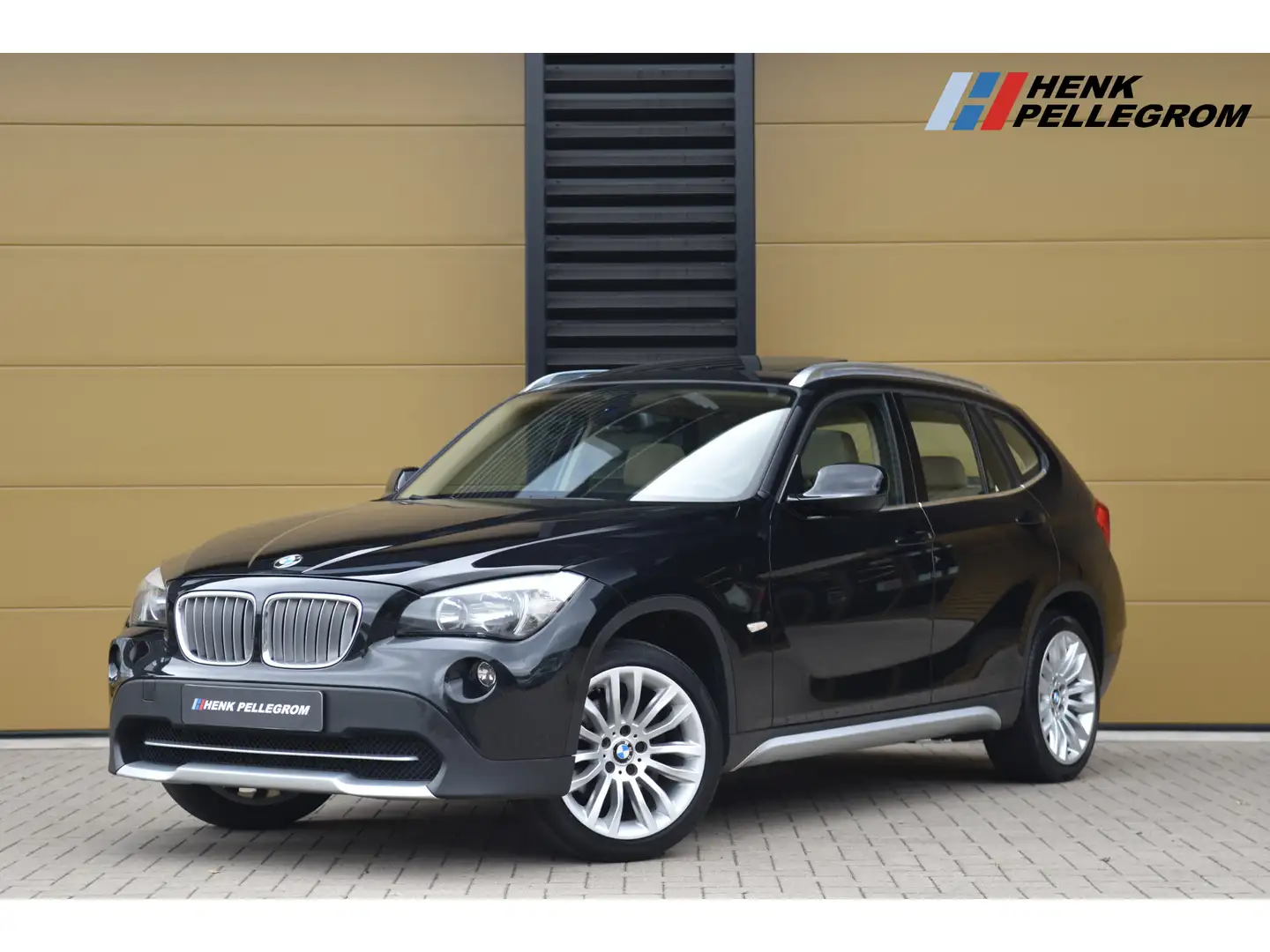 BMW X1 xDrive20i * Leder * Panorama dak * Lichtpakket *St Zwart - 1