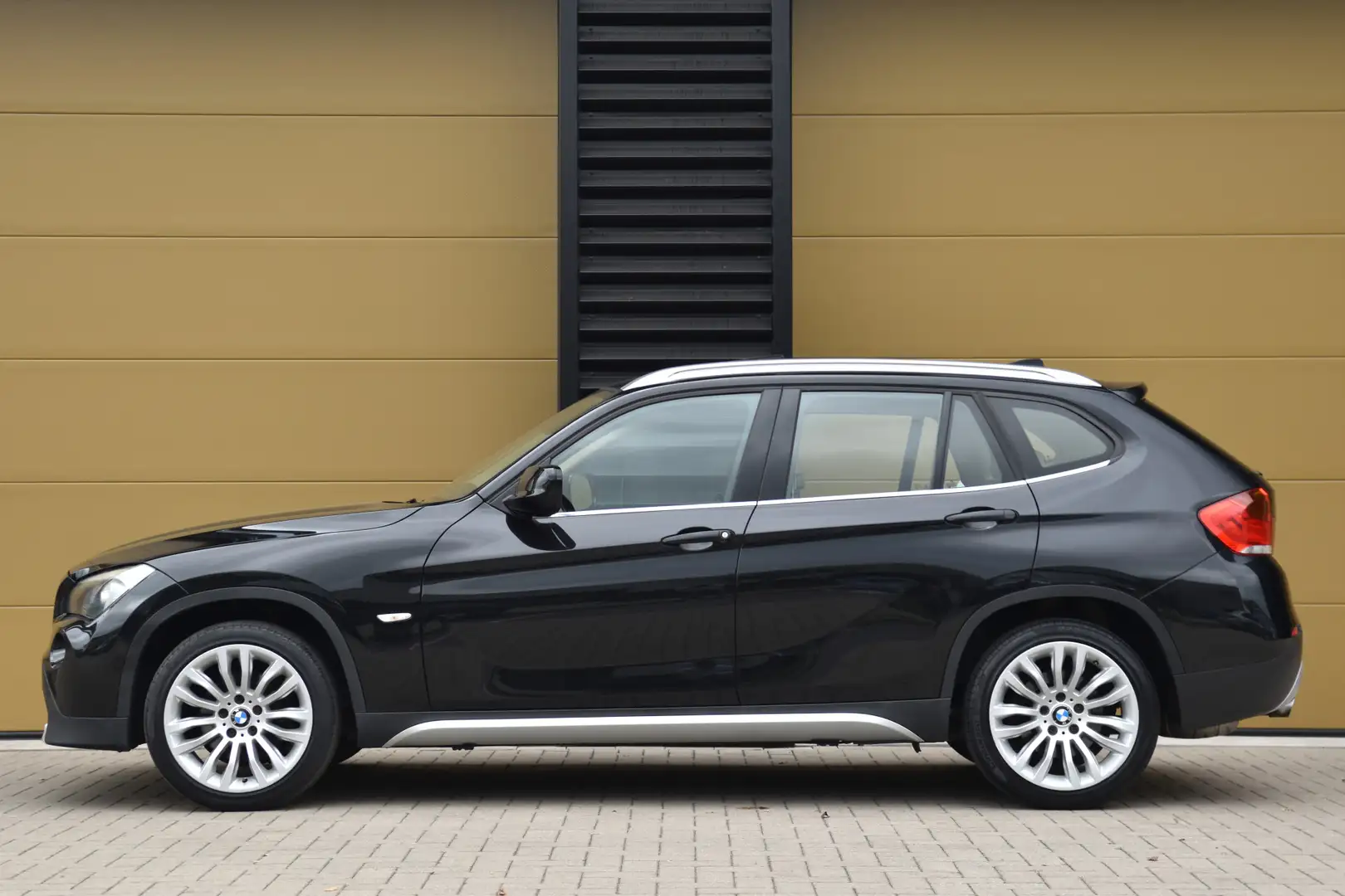 BMW X1 xDrive20i * Leder * Panorama dak * Lichtpakket *St Zwart - 2