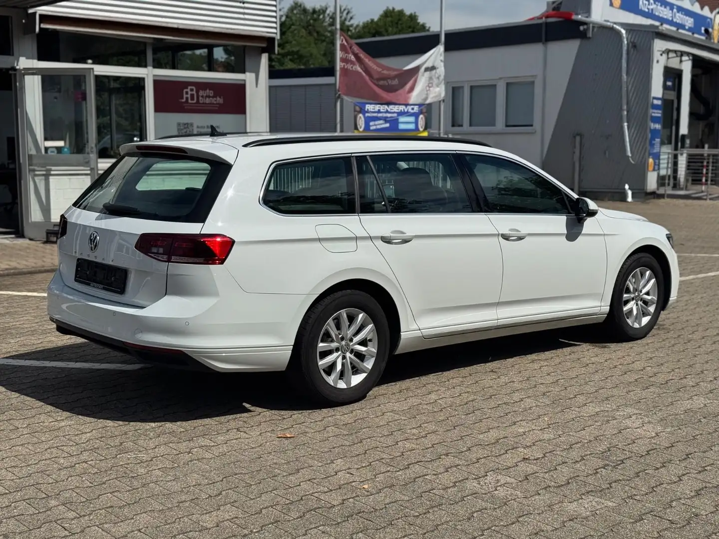 Volkswagen Passat Variant Passat Business *Automatik*Navi*LED*Massage Weiß - 2