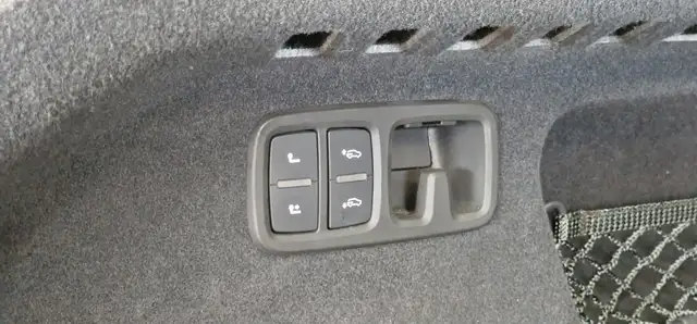 Audi Q8 view 11