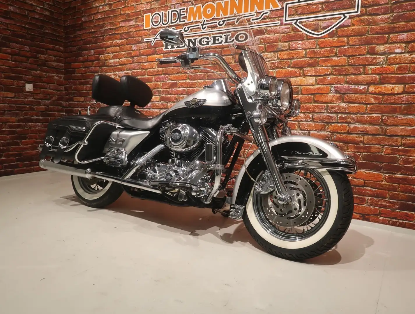 Harley-Davidson Road King FLHRC Classic 1450 Gümüş rengi - 2