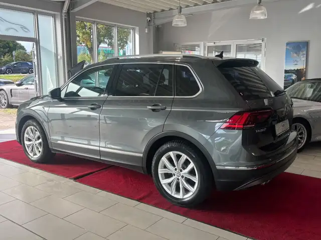 Volkswagen Tiguan view 3