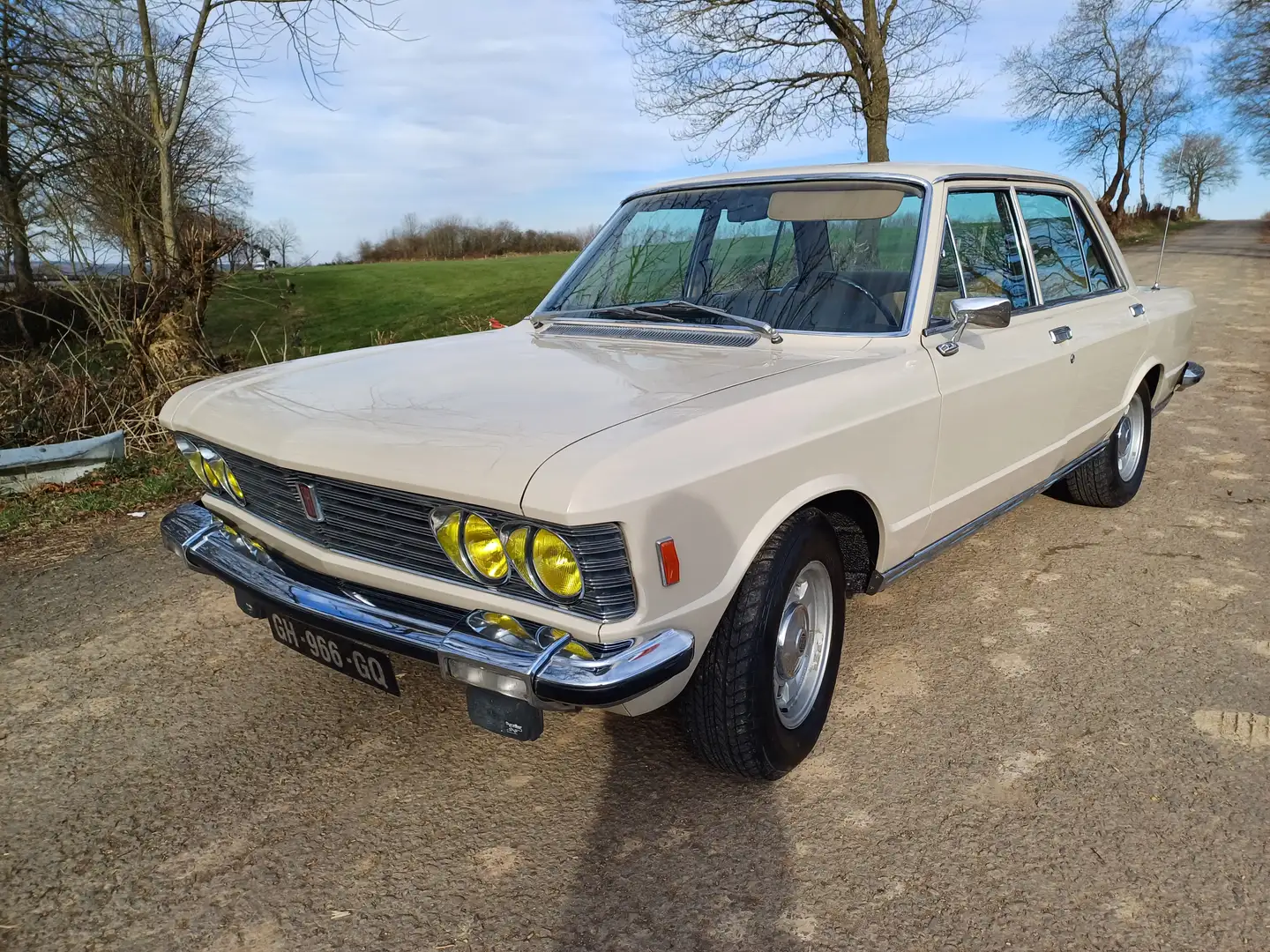 Fiat 130 Berline Bej - 1