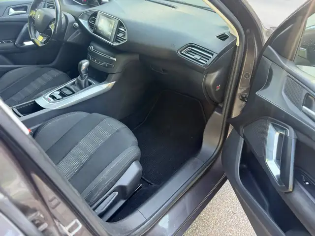 Peugeot 308 view 12