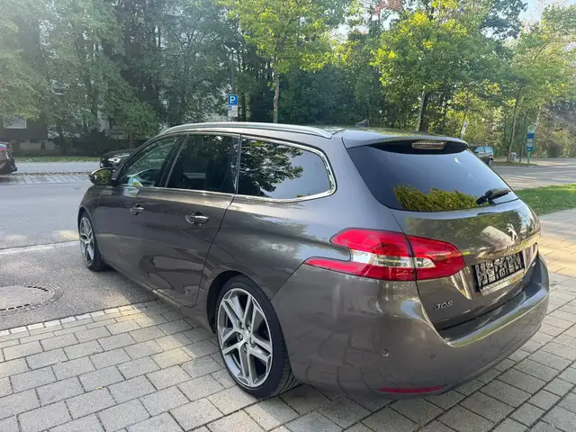 Peugeot 308 view 3