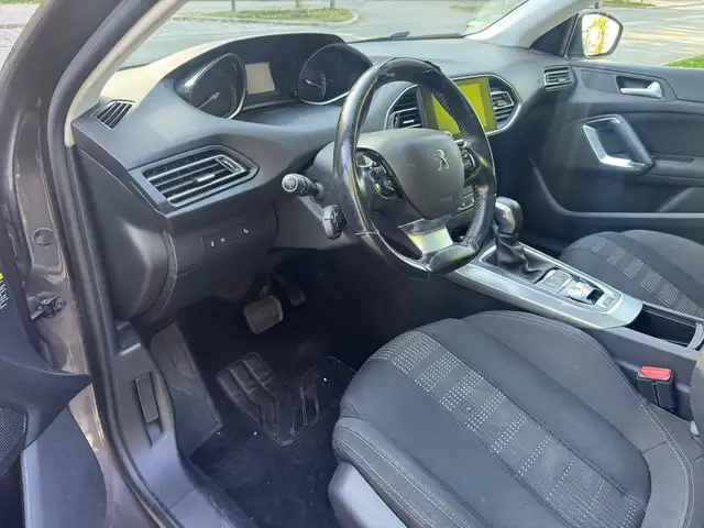 Peugeot 308 view 9
