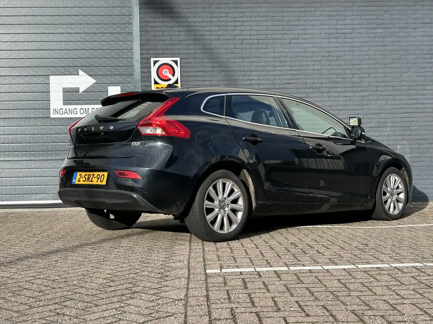 Volvo V40 1.6 D2 Summum | € 3.950,- NETTO! | Leder | Pano | Zwart - 2