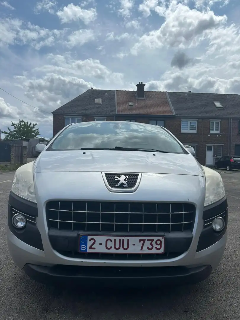 Peugeot 3008 peugeot 3008 1.6i Access EURO 5 Серебристый - 1