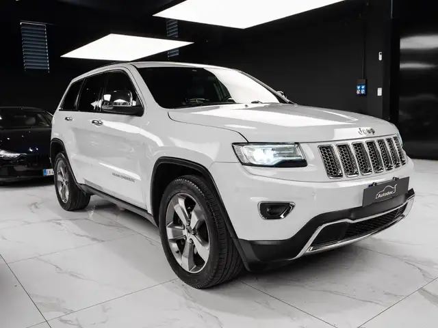 Jeep Grand Cherokee view 3