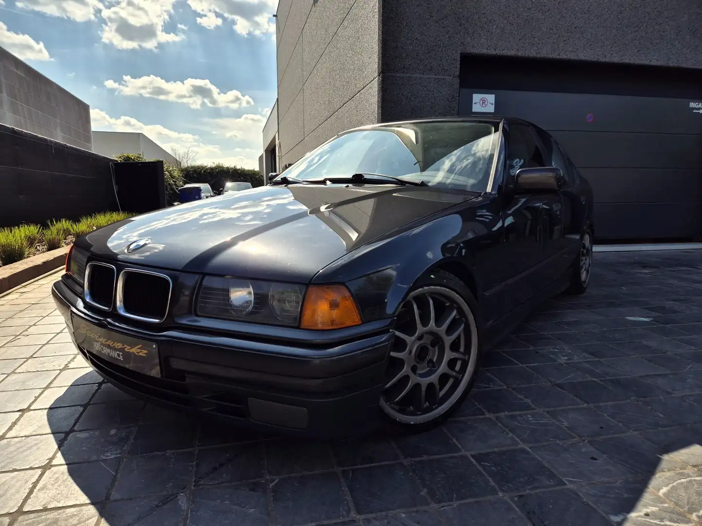 BMW 318 318i / OLDTIMER GEKEURD / BENZINE Noir - 1