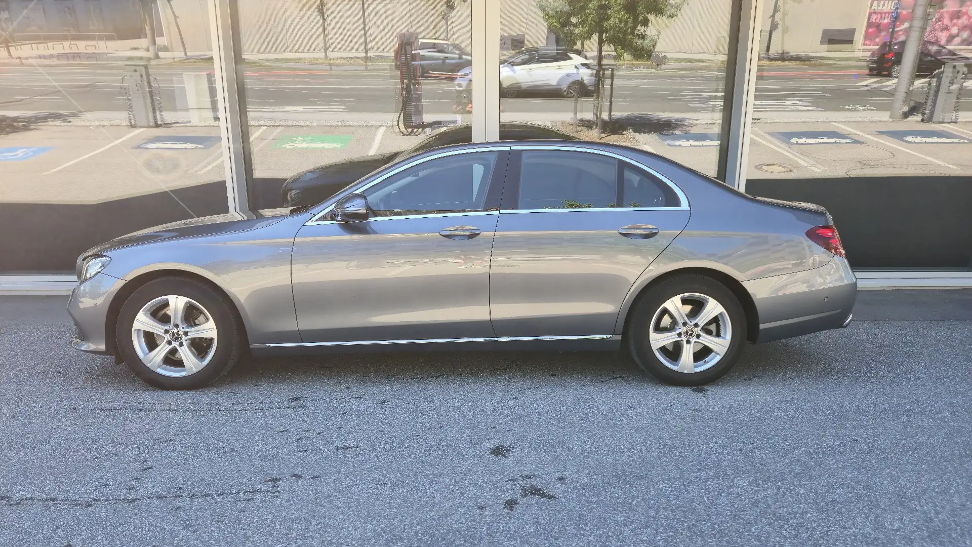 Mercedes-Benz E 200 d Avantgarde Aut. Grau - 2