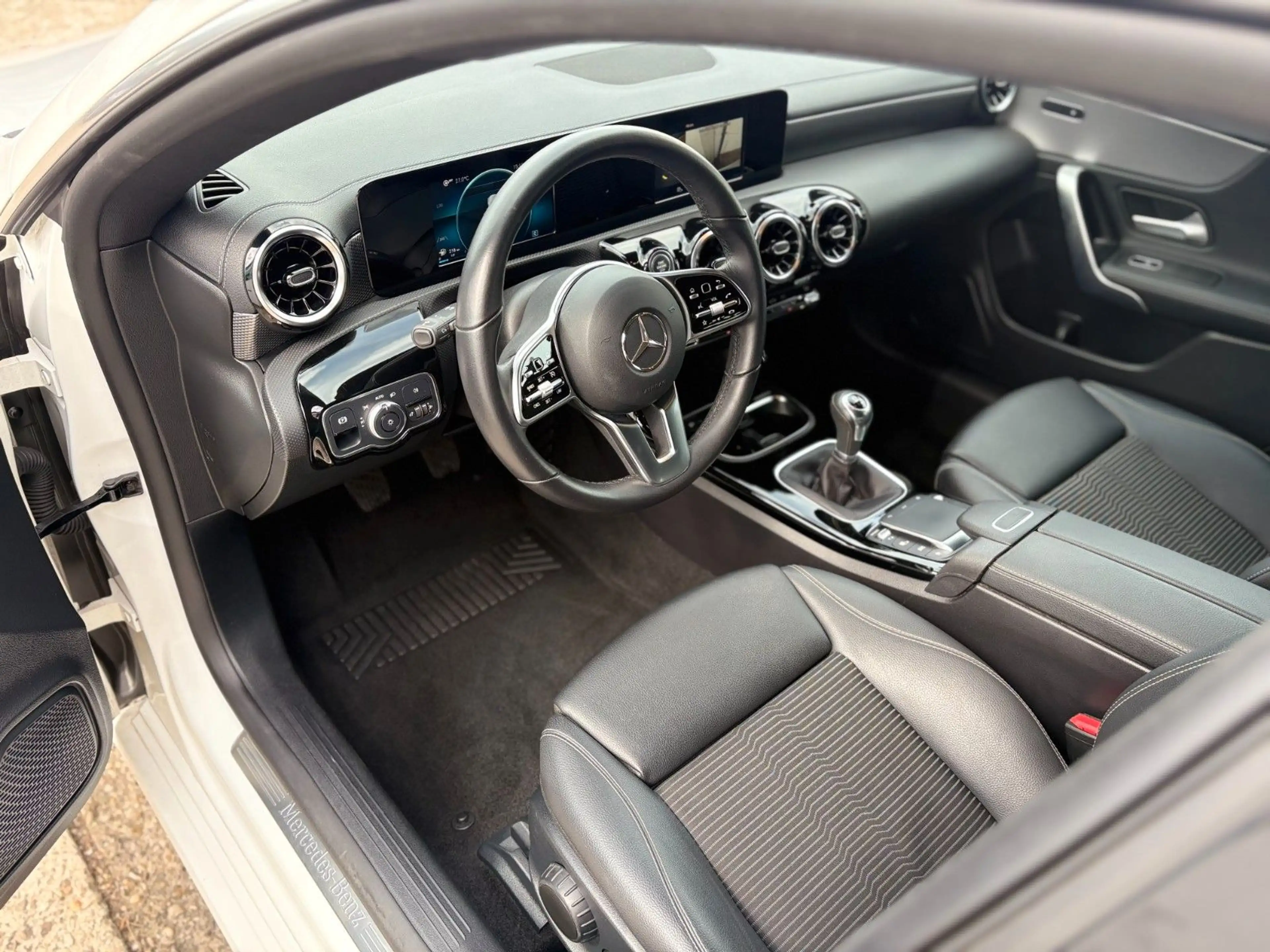 Mercedes-Benz CLA 180 Navi SHZ MBUX Kamera AHK — photo 11