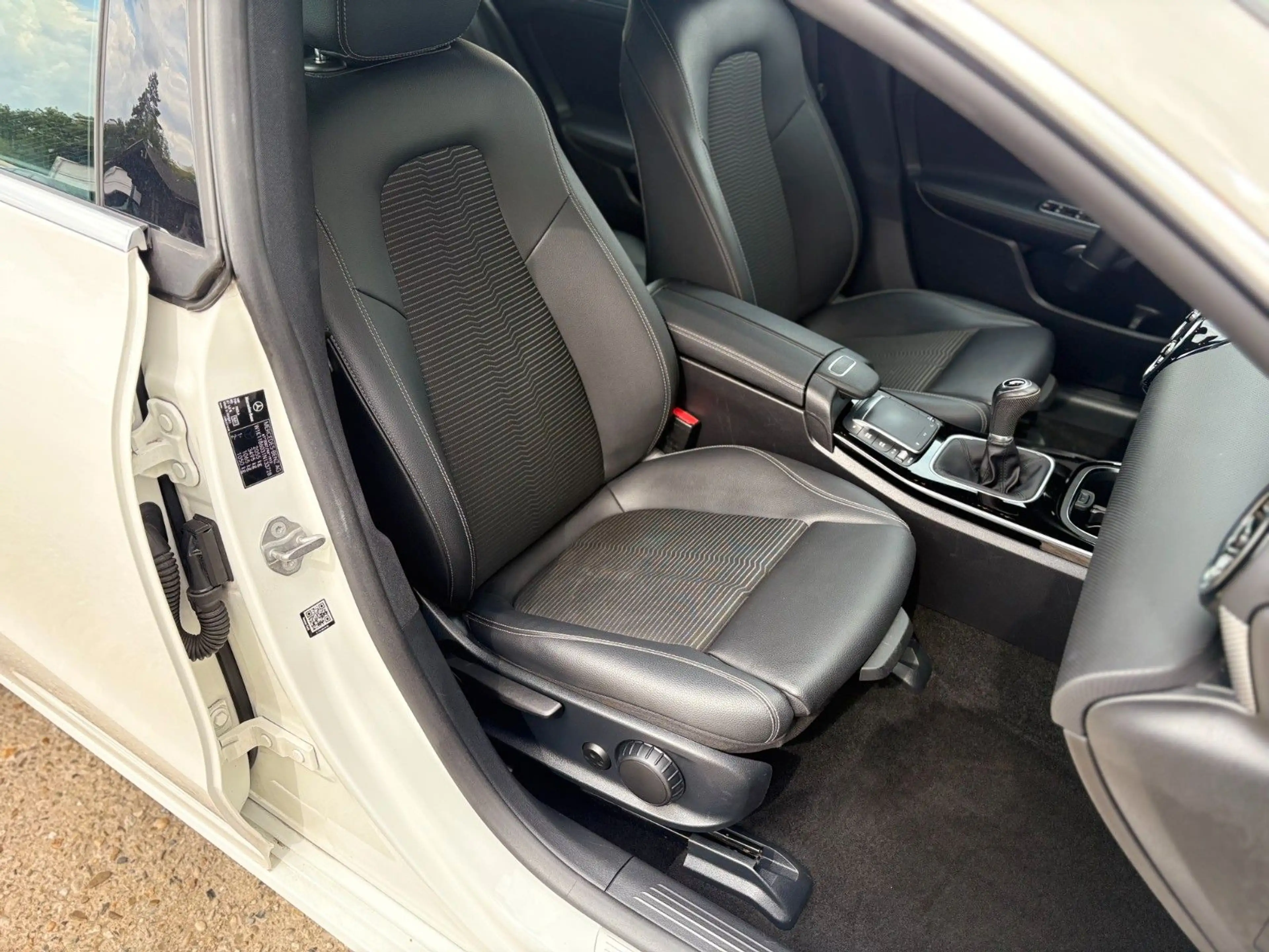 Mercedes-Benz CLA 180 Navi SHZ MBUX Kamera AHK — photo 13