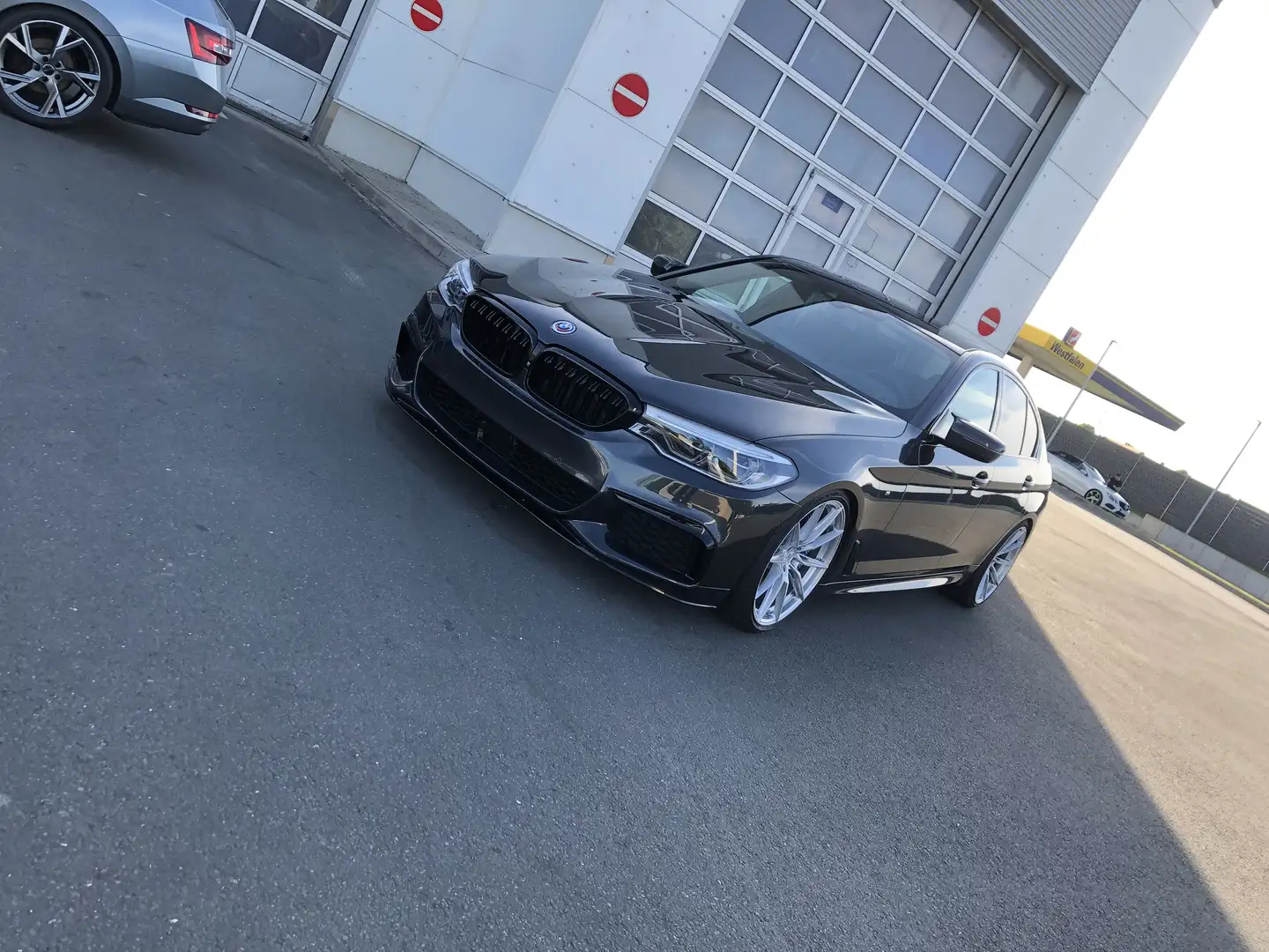 BMW M550 550 i xDrive Grau - 2