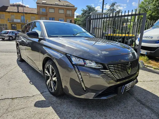 Peugeot 308 view 3