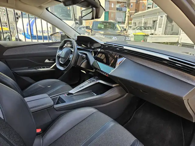 Peugeot 308 view 9