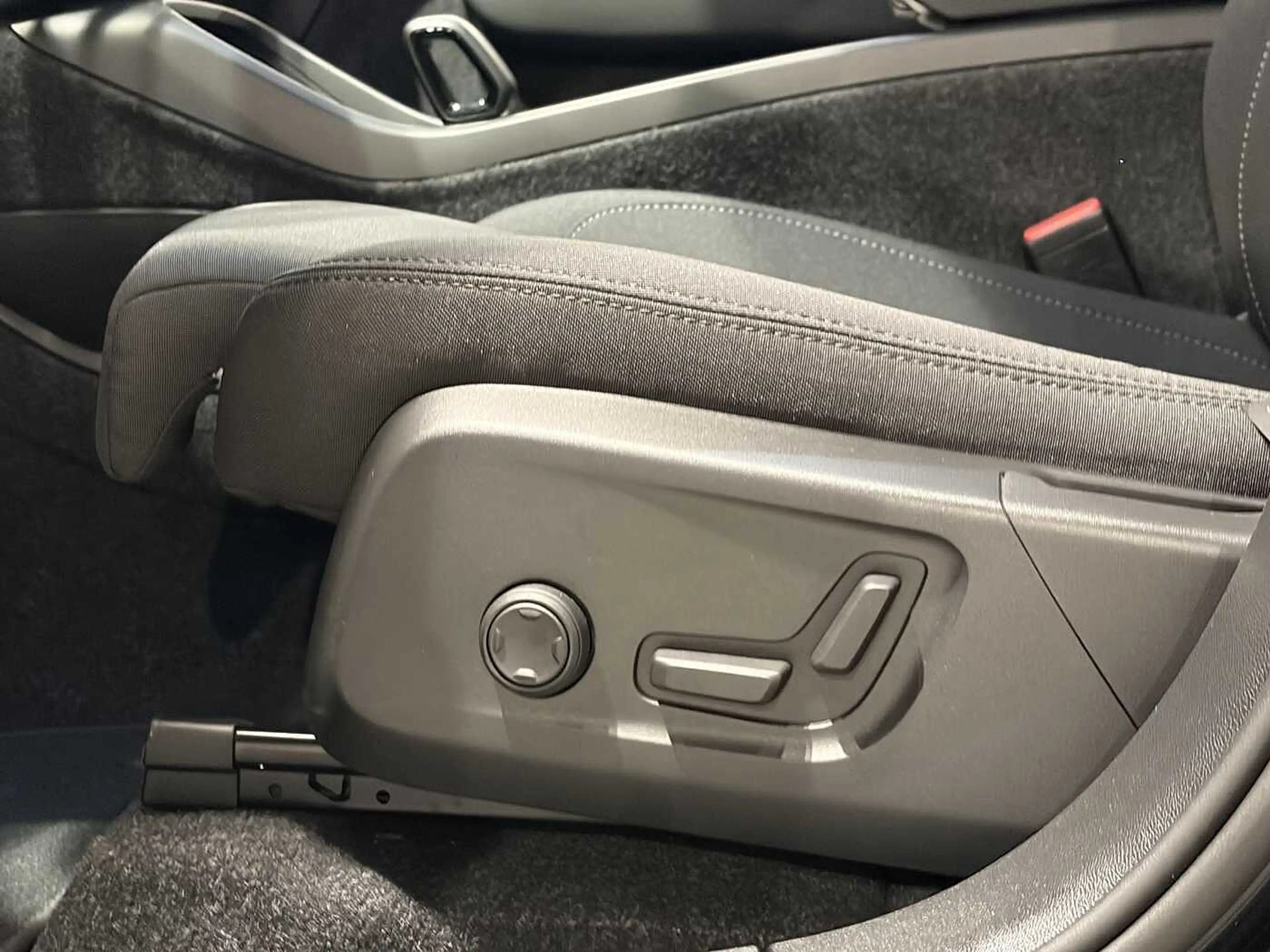 Volvo EX40 Black Edition Plus Extended Range + PANO DAK/ELECT — photo 7