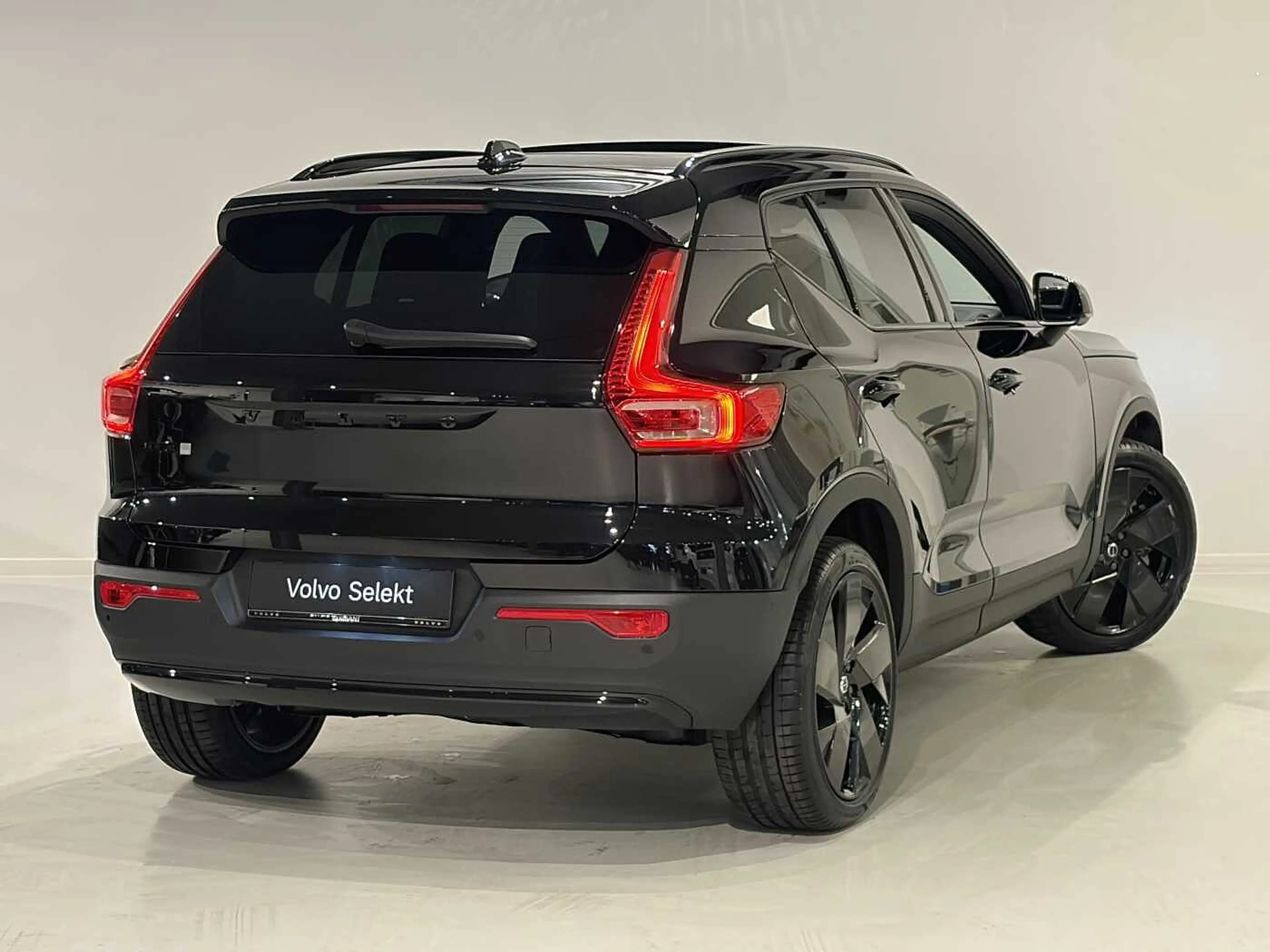 Volvo EX40 Black Edition Plus Extended Range + PANO DAK/ELECT — photo 2