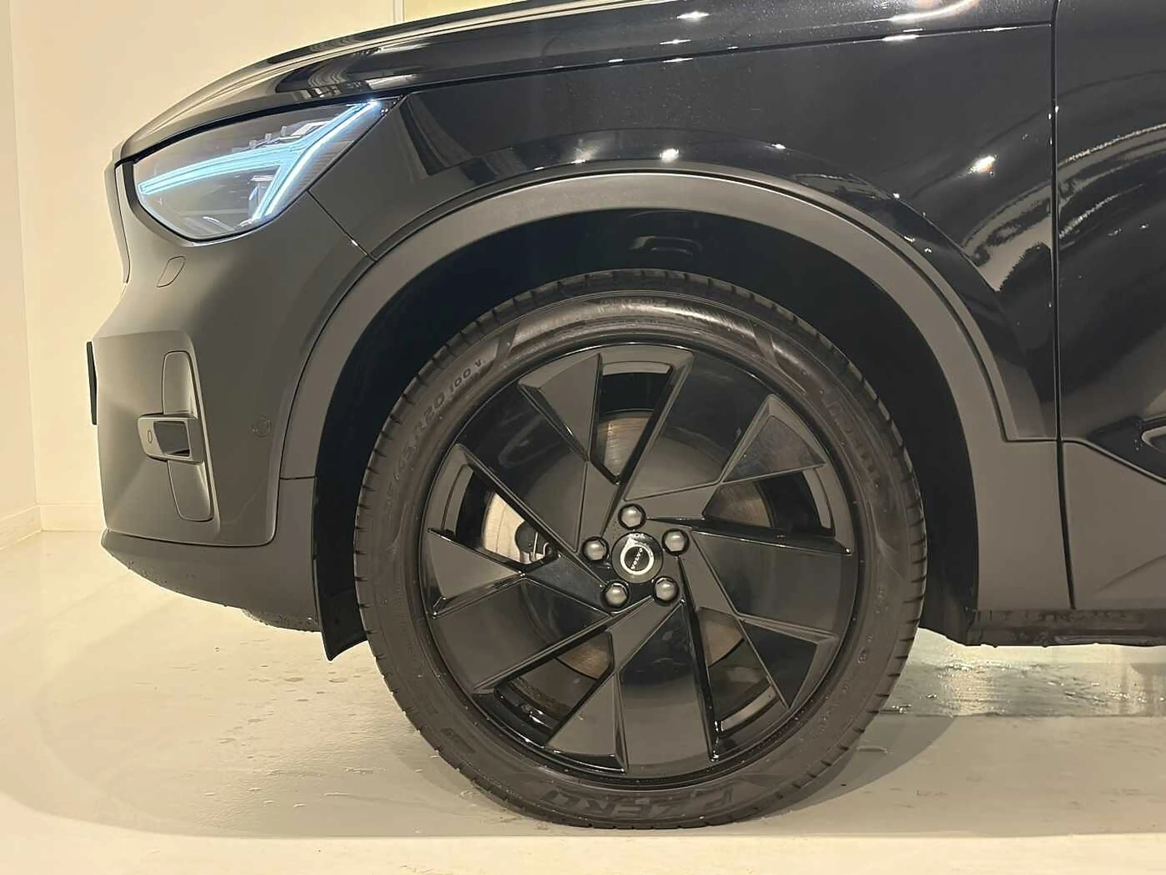 Volvo EX40 Black Edition Plus Extended Range + PANO DAK/ELECT — photo 3