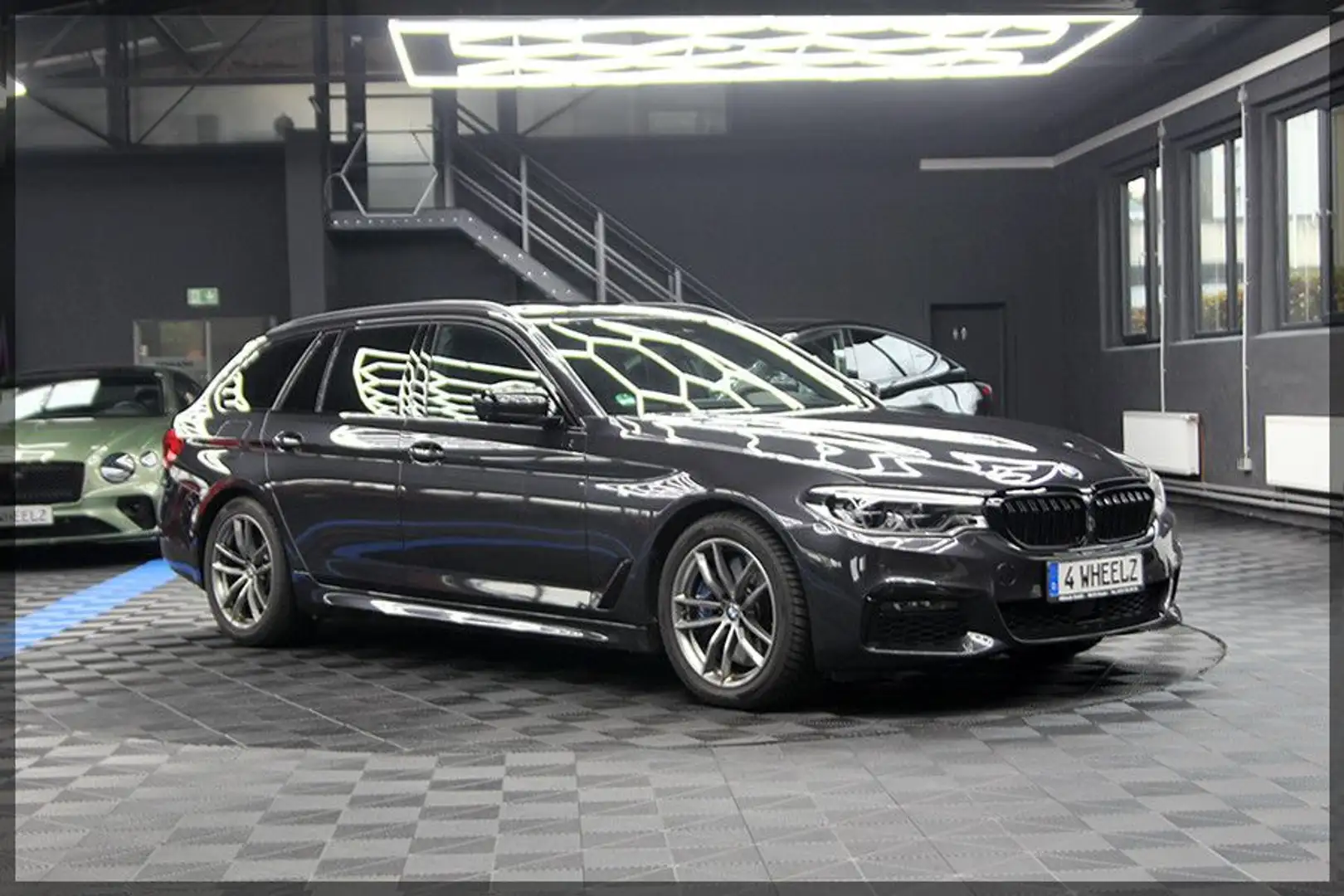 BMW 540 d xDrive Touring M Sport PANO / CAM Schwarz - 1